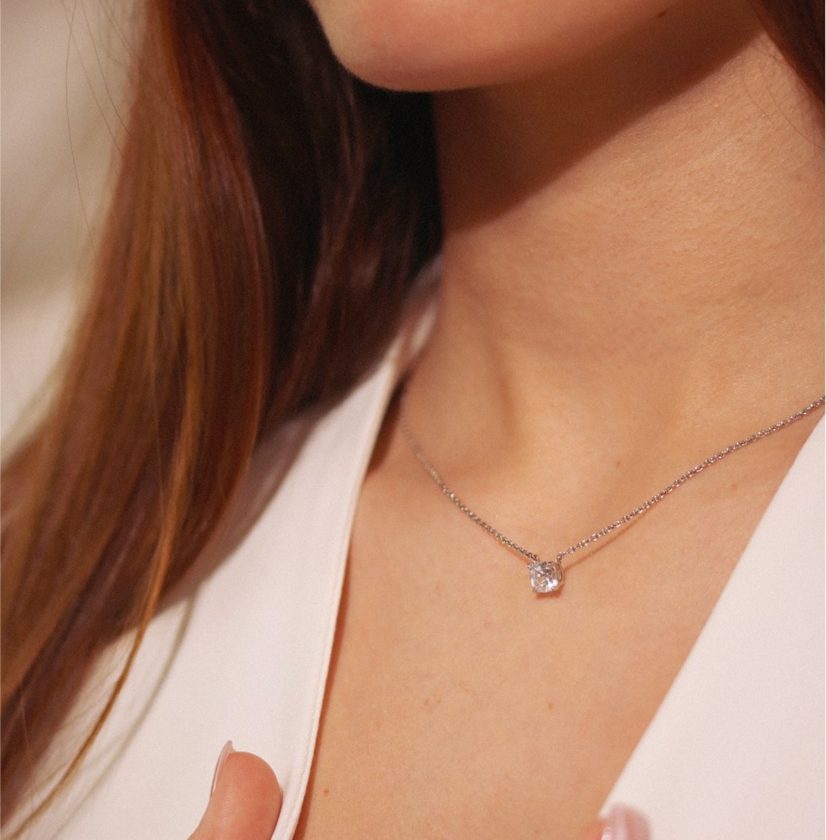 Pendentif diamant taille princesse monté sur une chaîne fine en or blanc, porté au ras du cou, bijou minimaliste et élégant - Laveran Paris